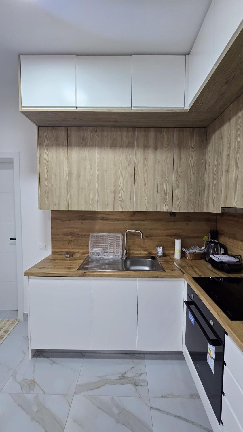 Kitchen or kitchenette, dishwasher, stove