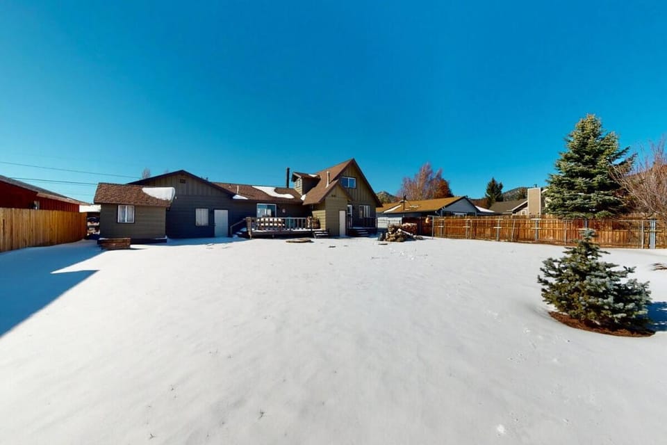 Big Bear Bungalow ~ Cozy Mountain home with fenced yard, grill, fireplace, & washer/dryer House in Southern California