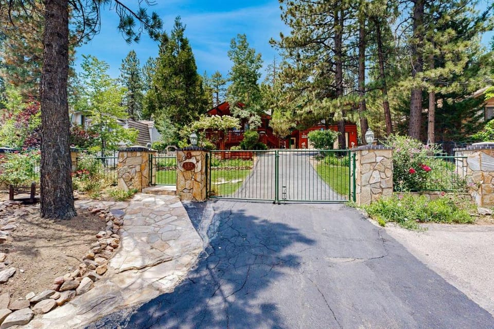 Rooster's Den ~ Charming house with expansive deck, cable, internet, near Big Bear Lake House in Big Bear