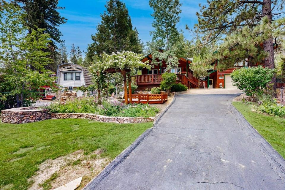 Rooster's Den ~ Charming house with expansive deck, cable, internet, near Big Bear Lake House in Big Bear
