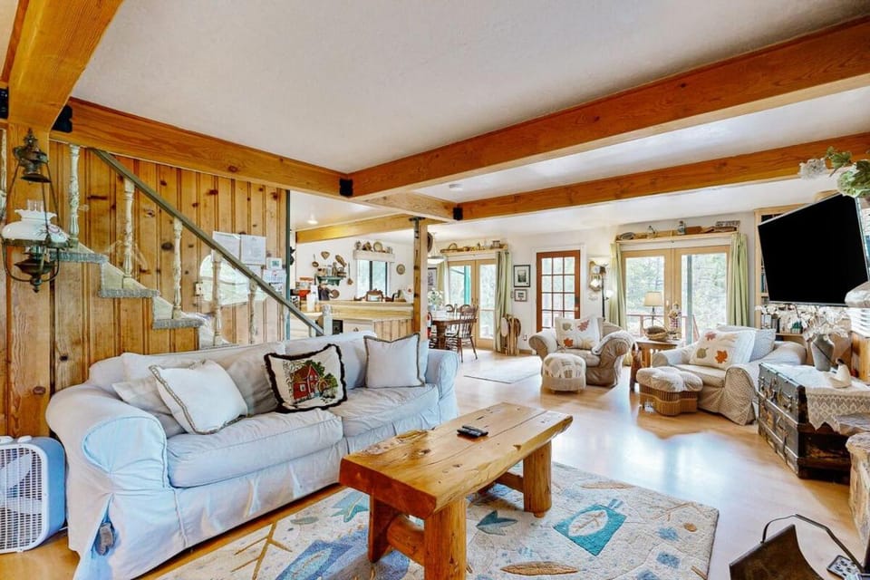 Rooster's Den ~ Charming house with expansive deck, cable, internet, near Big Bear Lake House in Big Bear