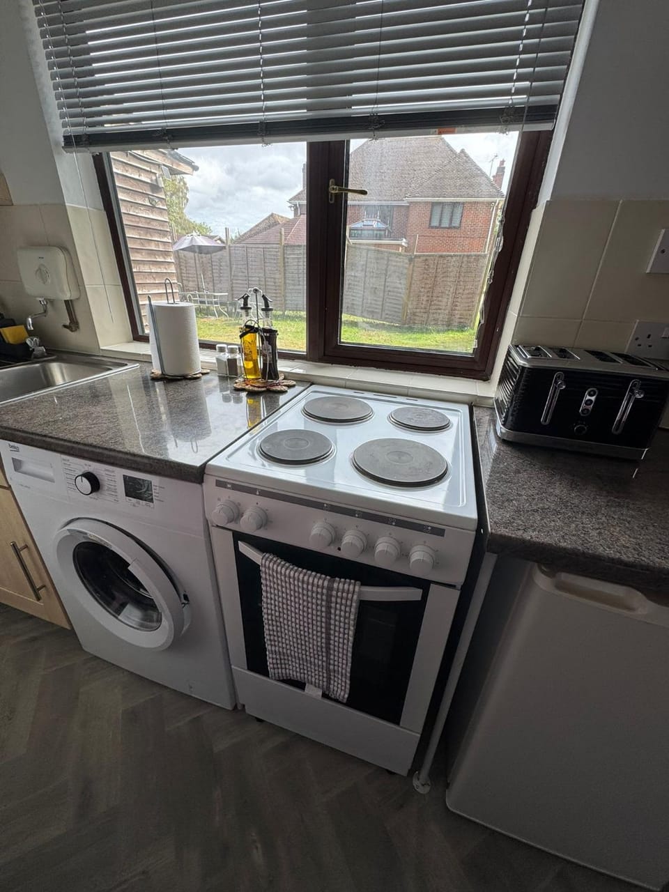 Kitchen or kitchenette, dishwasher