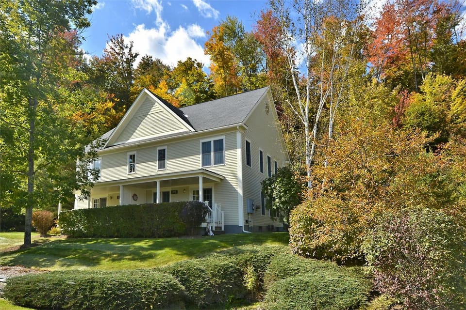Northern Lights: 3 br, fireplace, free ski shuttle, a/c, walkable Village location! House in Stowe