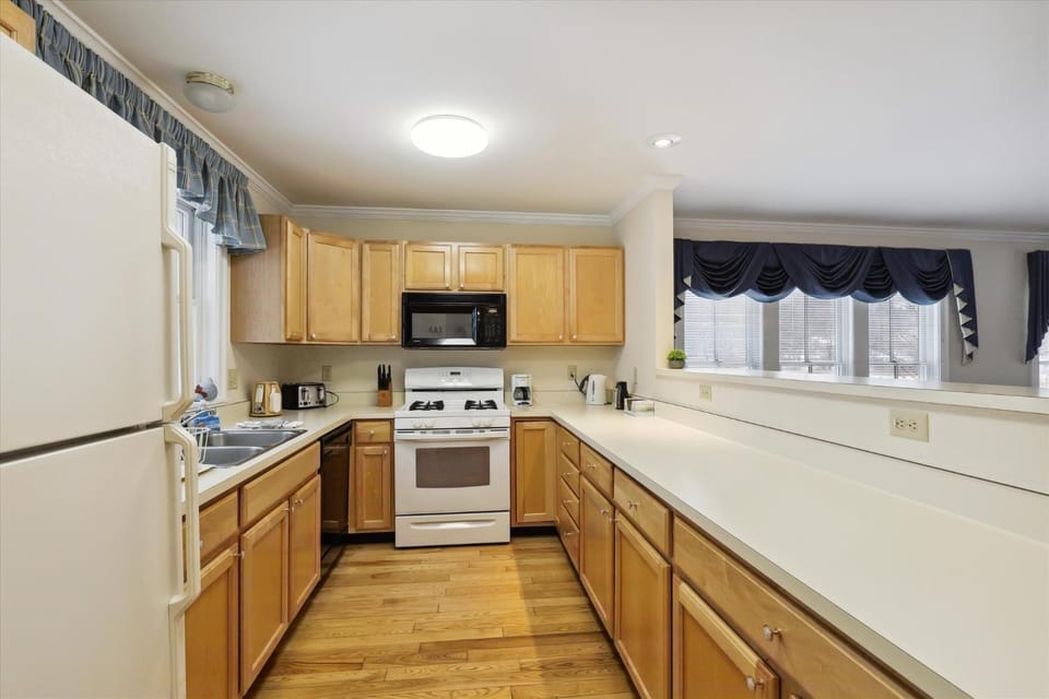 Northern Lights: 3 br, fireplace, free ski shuttle, a/c, walkable Village location! House in Stowe