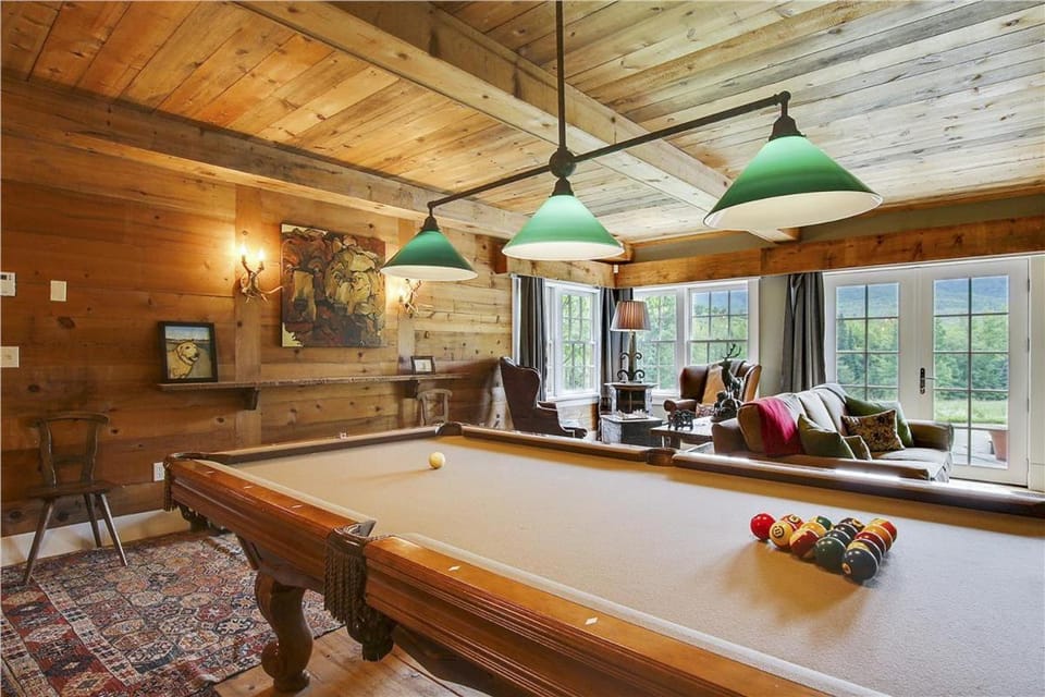 Soupcon: 4 br, fireplaces, game room, sauna, hot tub, views! House in Waterbury Center