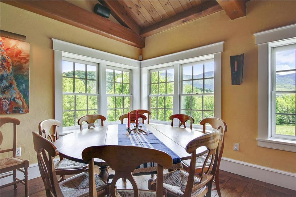 Soupcon: 4 br, fireplaces, game room, sauna, hot tub, views! House in Waterbury Center