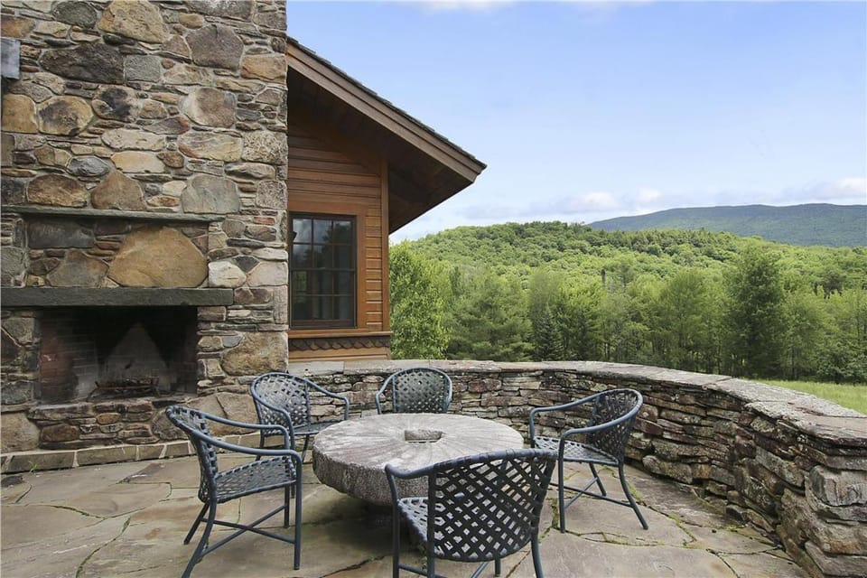 Soupcon: 4 br, fireplaces, game room, sauna, hot tub, views! House in Waterbury Center