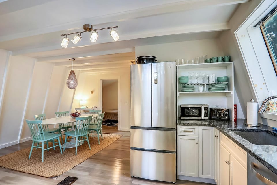 Sylvan Park: 3 br A-frame w/ deck near Village House in Stowe
