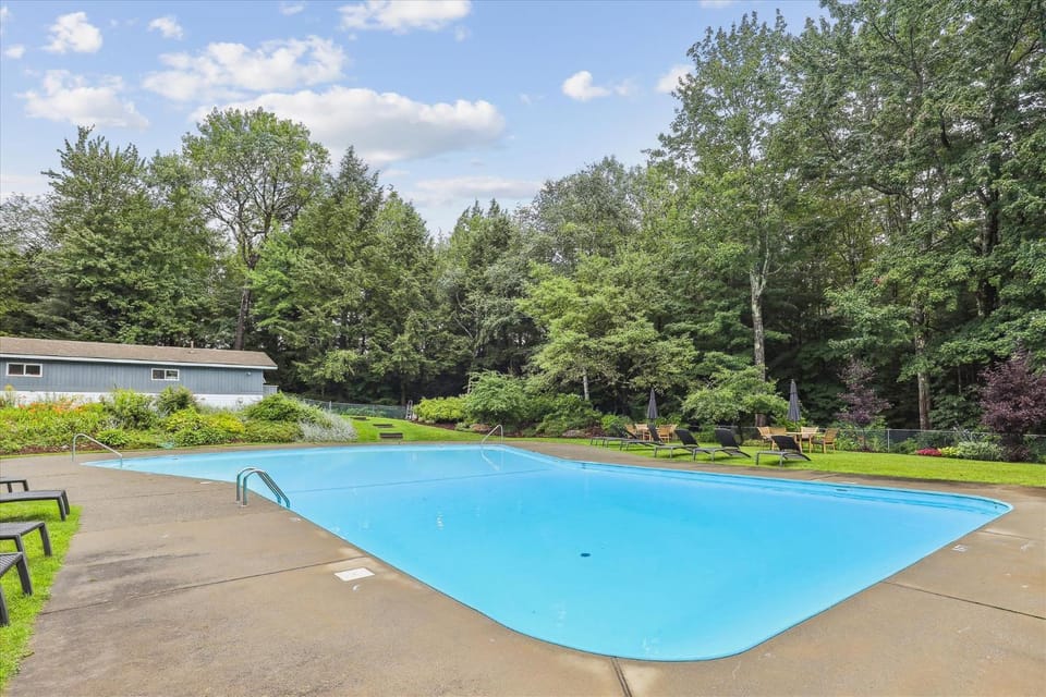 Tollhouse 10C: 3 br, ski-in/ski-out, woodstove, free ski shuttle, a/c, summer pool House in Morristown