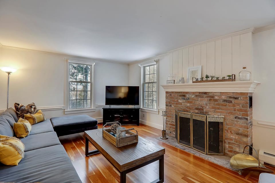 Two Chimneys: 5 br, a/c, fireplace, deck & hot tub, firepit, garage! House in Stowe