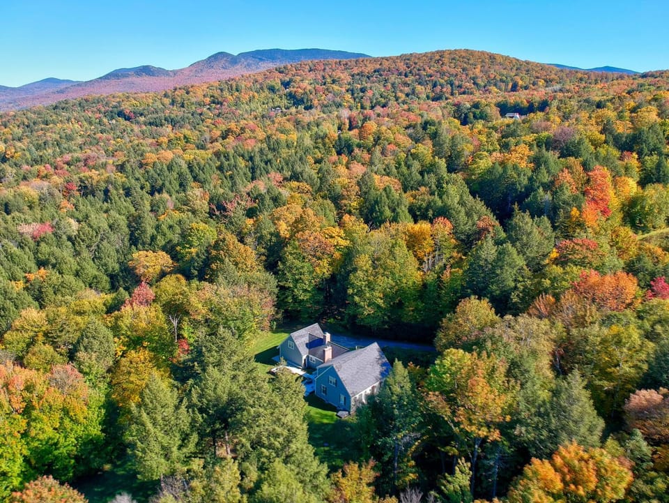 Two Chimneys: 5 br, a/c, fireplace, deck & hot tub, firepit, garage! House in Stowe