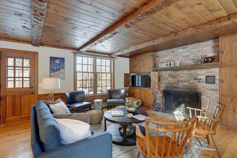 Two Chimneys: 5 br, a/c, fireplace, deck & hot tub, firepit, garage! House in Stowe
