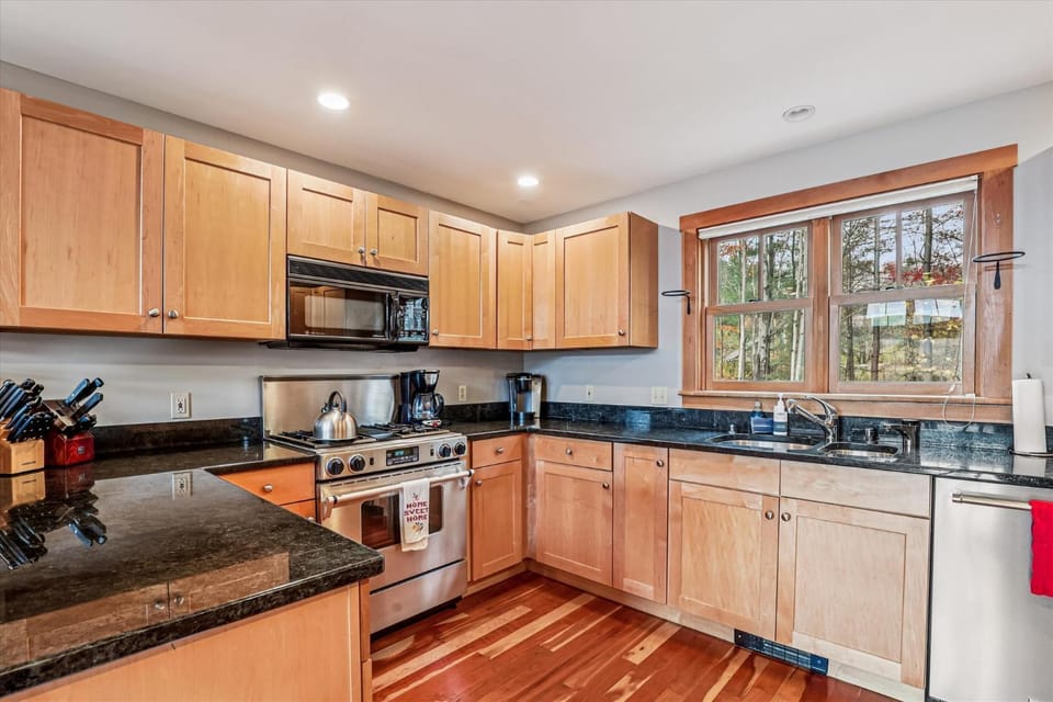 Treetops: 4 br, woodstove, a/c, deck & views, firepit, garage, great location! House in Morristown