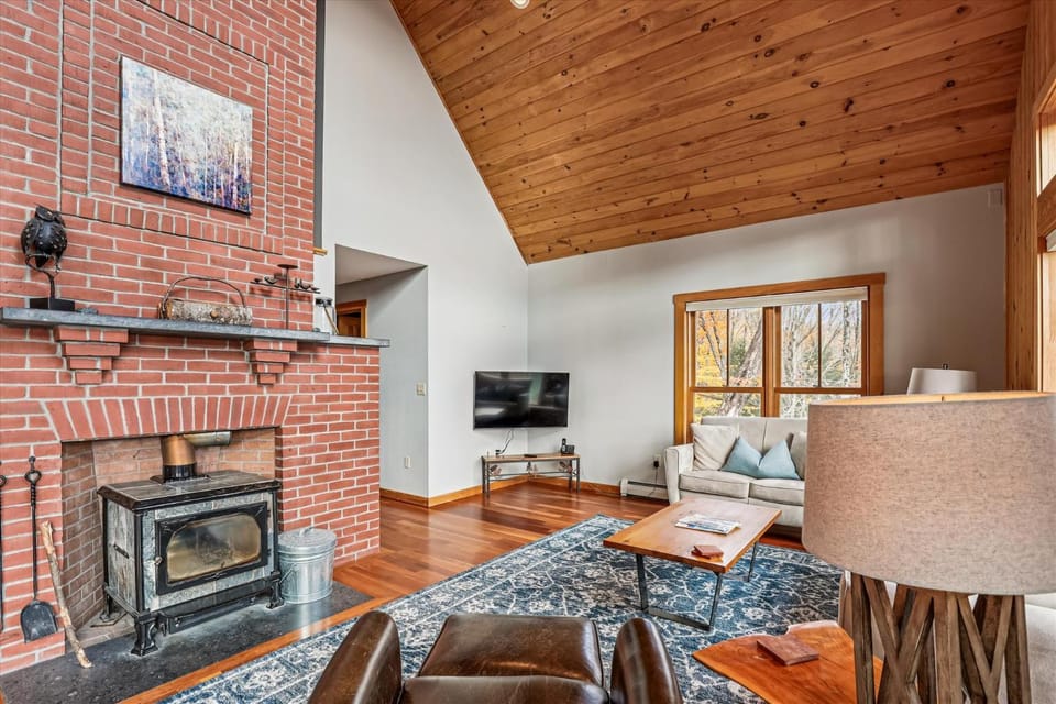Treetops: 4 br, woodstove, a/c, deck & views, firepit, garage, great location! House in Morristown