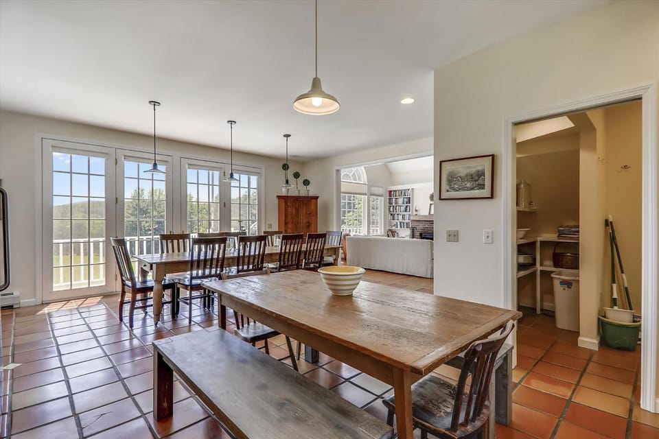Weeks Hill: 5 br, fireplace, a/c, deck, views! House in Morristown