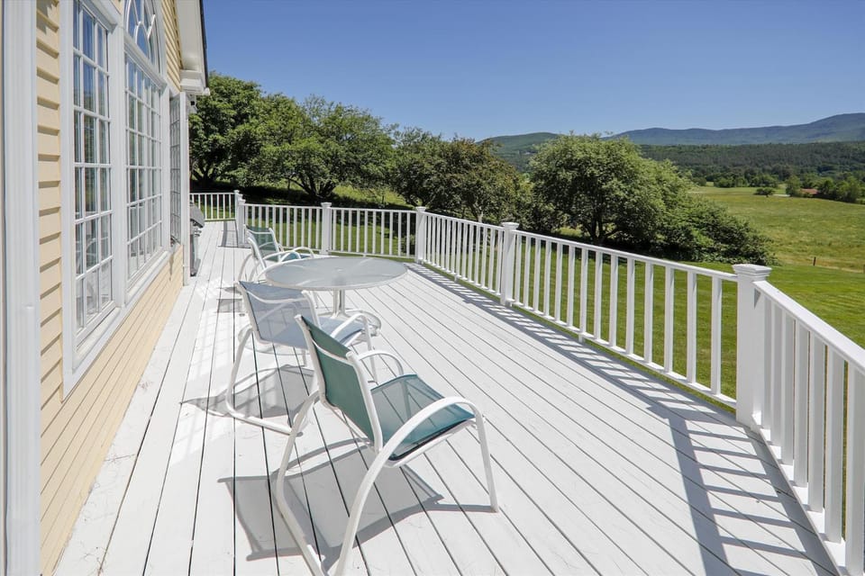 Weeks Hill: 5 br, fireplace, a/c, deck, views! House in Morristown