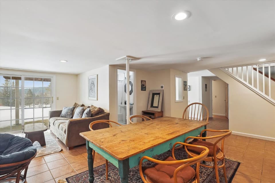 Weeks Hill: 5 br, fireplace, a/c, deck, views! House in Morristown