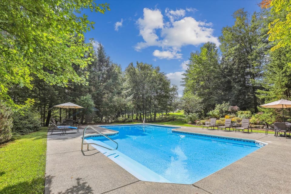 Wildebrook: 4br Mountain Luxury, fireplace, hot tub, x-country ski in/out, 10min to ski resort! House in Morristown