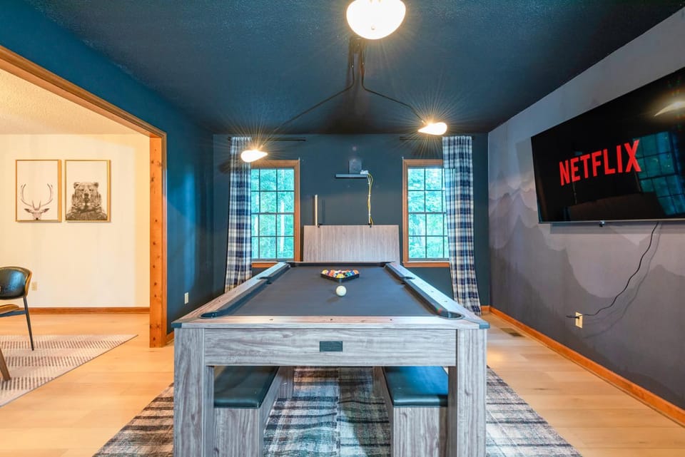Ash-Villa Thrilla-Sauna-Theater-Putt Putt-Hot Tub House in Asheville