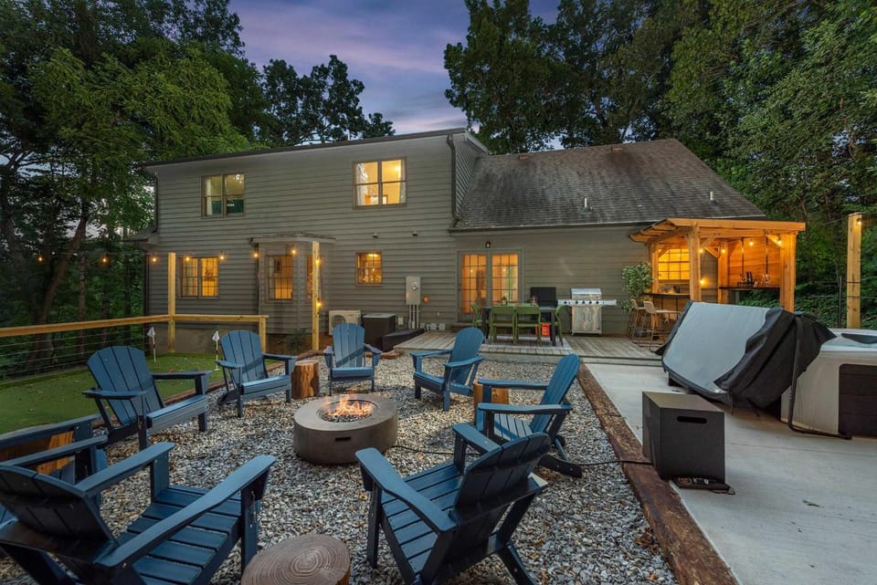 Ash-Villa Thrilla-Sauna-Theater-Putt Putt-Hot Tub House in Asheville