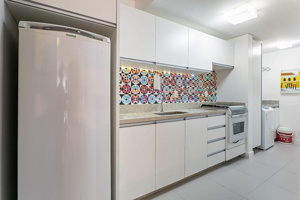 Kitchen or kitchenette, dishwasher, stove
