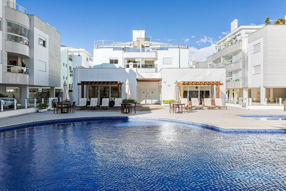 Day, Swimming pool, sunbed