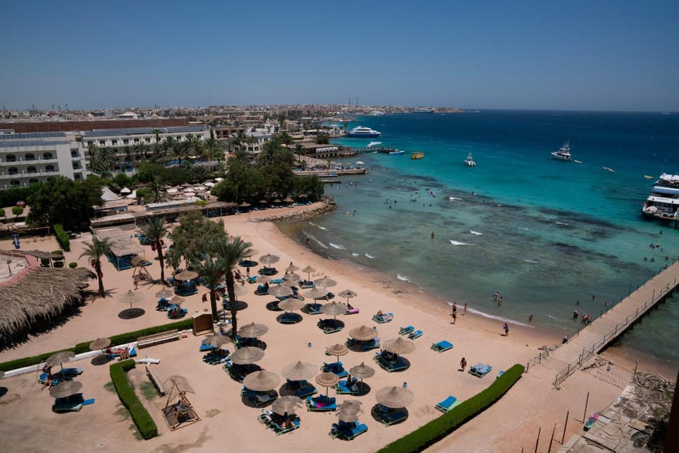 Nearby landmark, Communal lounge/ TV room, Day, Natural landscape, Bird's eye view, Beach, Evening entertainment, City view, Pool view, Sea view, Swimming pool, Location, Parking, sunbed