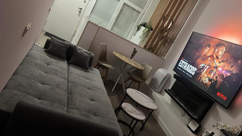 Communal lounge/ TV room, TV and multimedia, Living room, Seating area, Evening entertainment