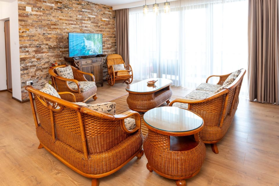 Communal lounge/ TV room, TV and multimedia, Living room, Seating area, Evening entertainment