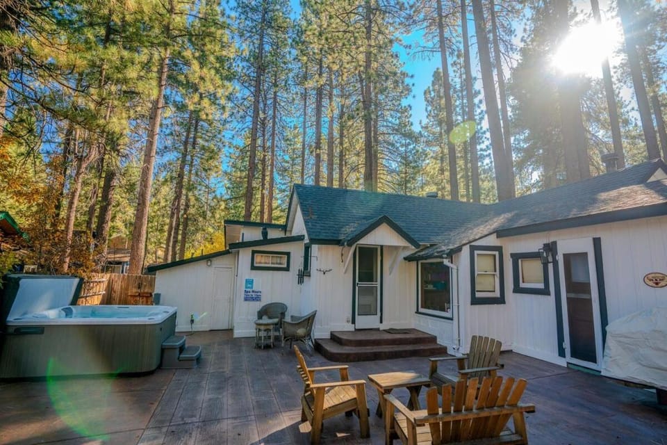 Hobbit House in Big Bear ~ Cozy & historic cabin with Wi-Fi & hot tub Cabin in Big Bear