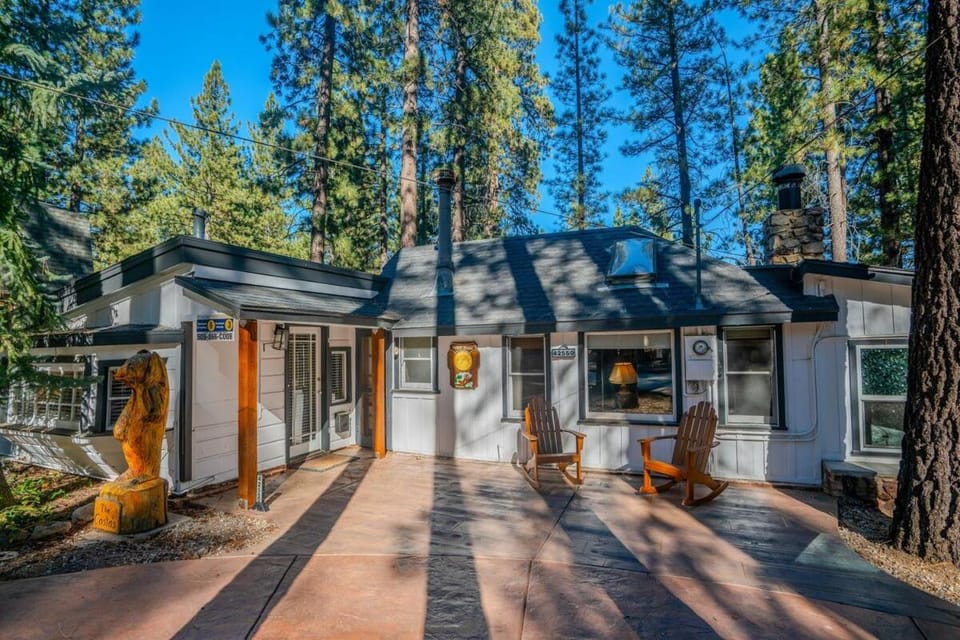 Hobbit House in Big Bear ~ Cozy & historic cabin with Wi-Fi & hot tub Cabin in Big Bear