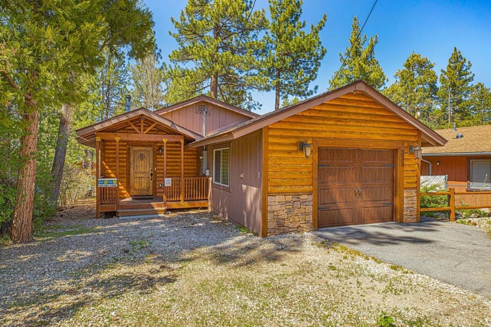 Country Club Cabin ~ Dog-friendly cabin in heart of Big Bear with hot tub, gas fireplace, & deck Cabin in Southern California