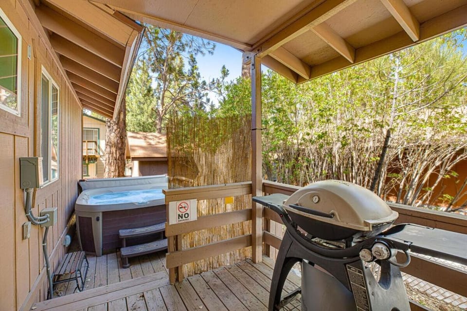 Country Club Cabin ~ Dog-friendly cabin in heart of Big Bear with hot tub, gas fireplace, & deck Cabin in Southern California