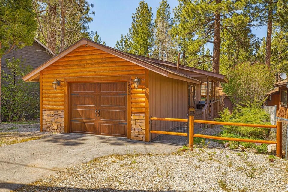 Country Club Cabin ~ Dog-friendly cabin in heart of Big Bear with hot tub, gas fireplace, & deck Cabin in Southern California