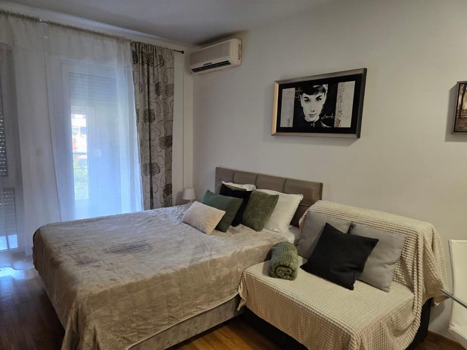 Bed, Living room, Photo of the whole room, Seating area, Bedroom, air conditioner