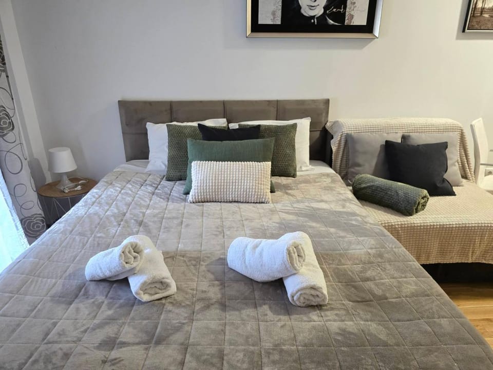 Bed, Photo of the whole room, Bedroom, towels