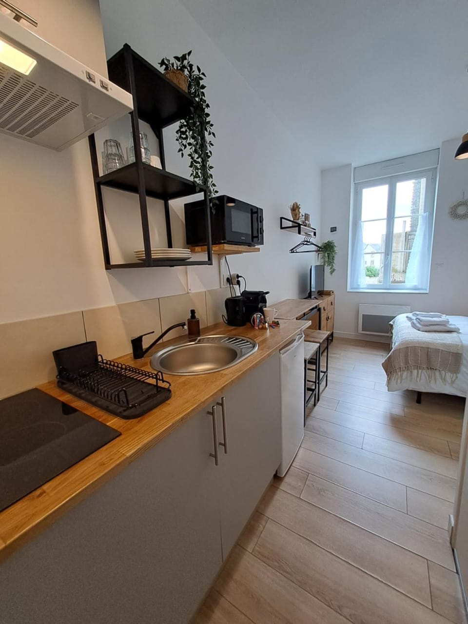 Kitchen or kitchenette, Dining area, stove