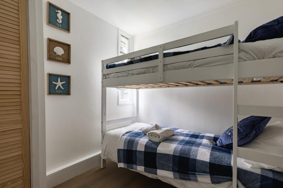 Photo of the whole room, bunk bed