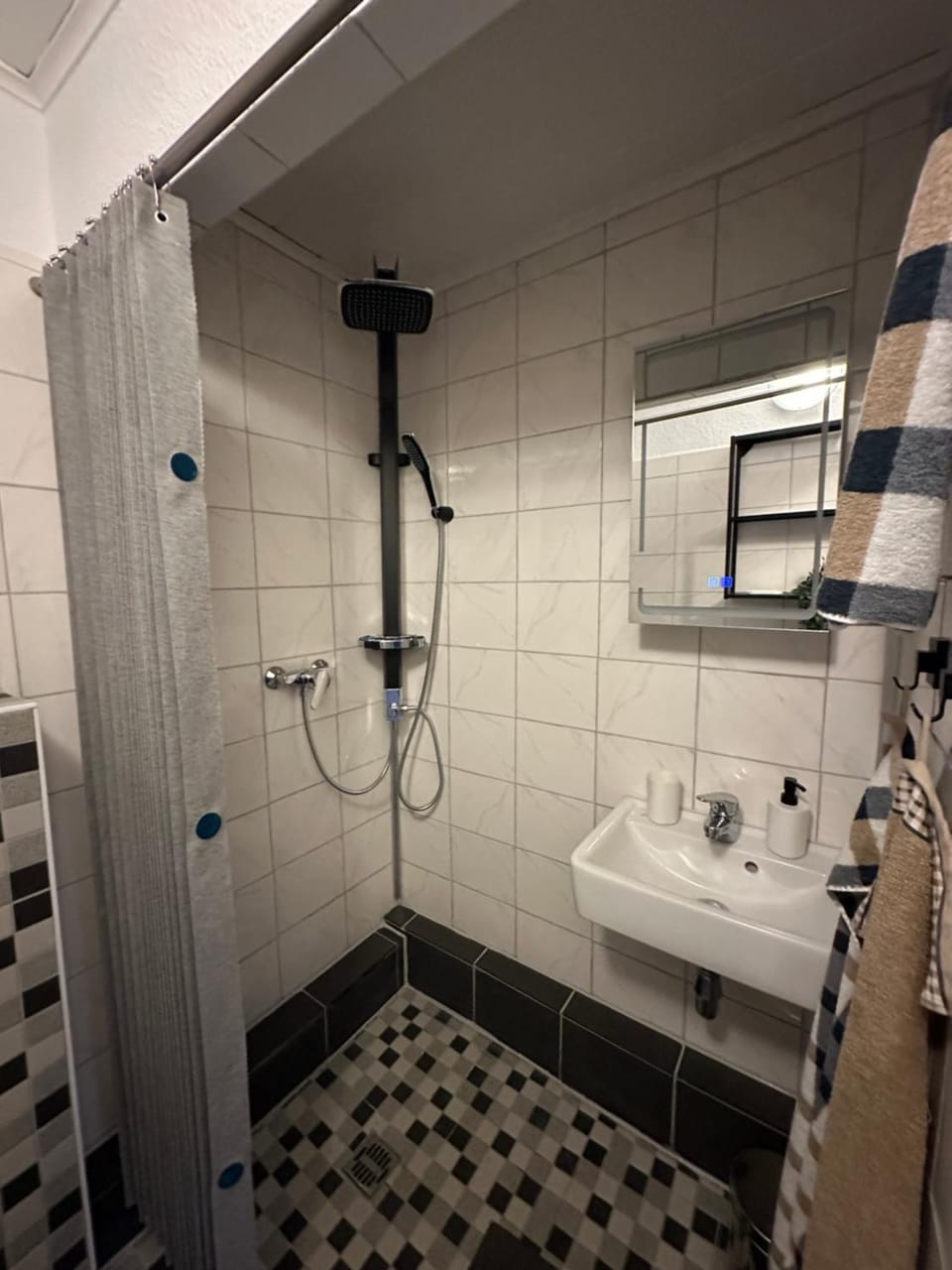 Shower, Bathroom, towels