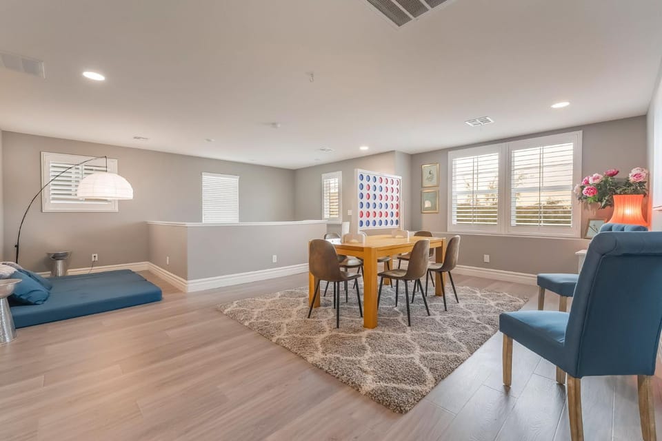 Large Groups! Game Room BBQ, Spacious, Near Strip House in Rhodes Ranch