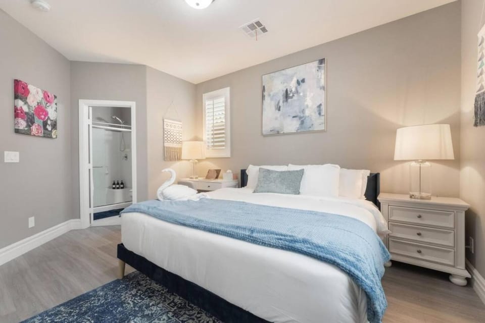 Large Groups! Game Room BBQ, Spacious, Near Strip House in Rhodes Ranch