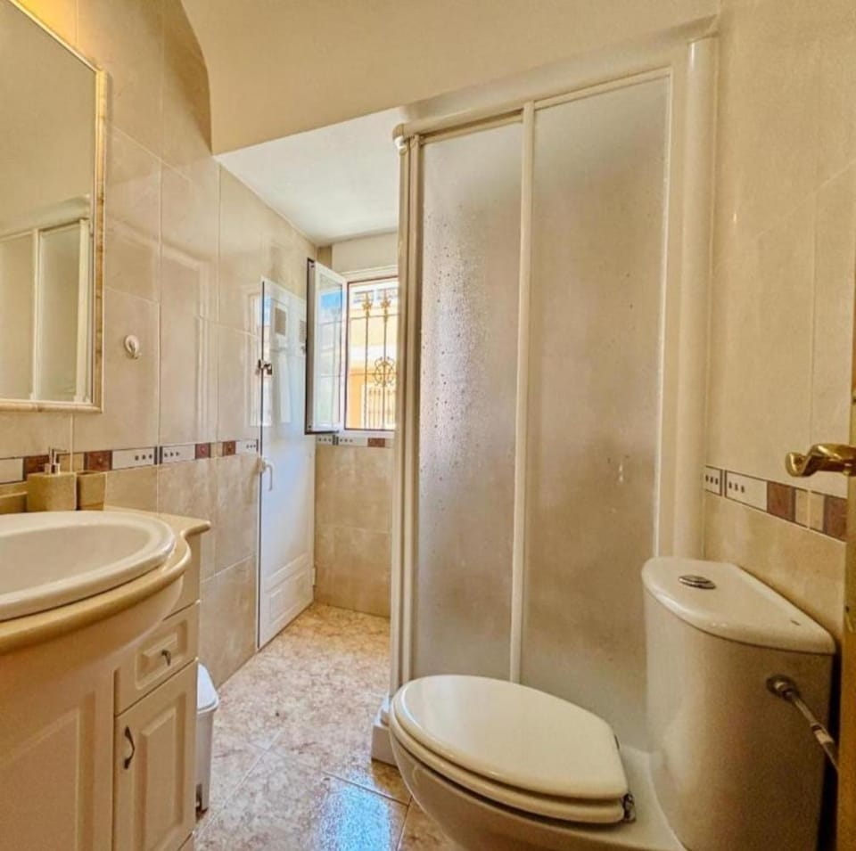 Shower, Toilet