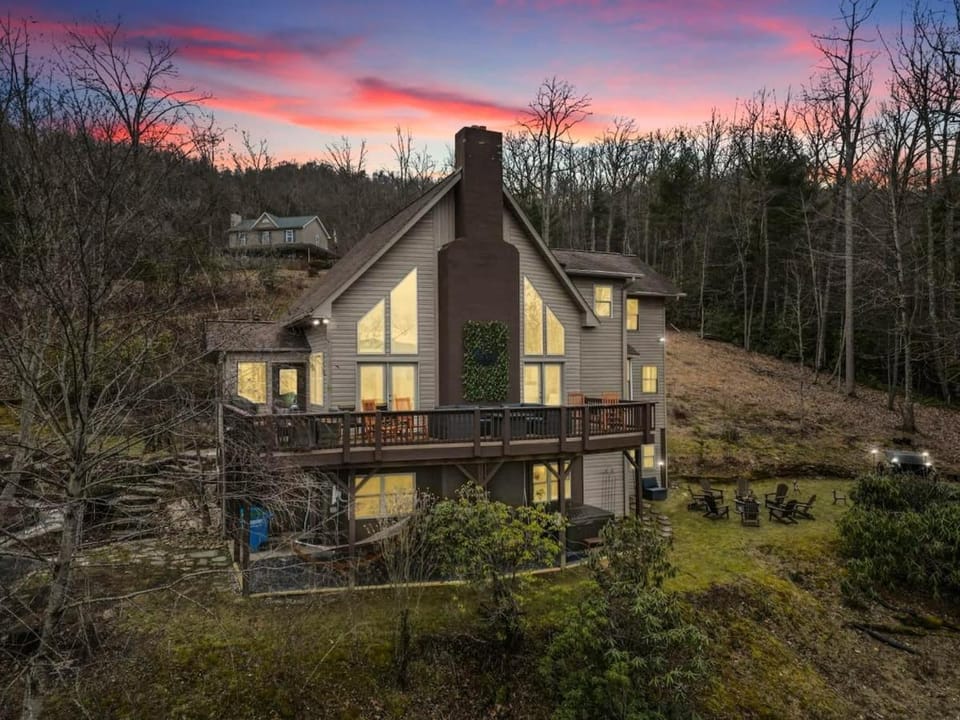 6 Br Sleeps 16 - Game Room - Hot Tub - Firepit House in Buncombe County