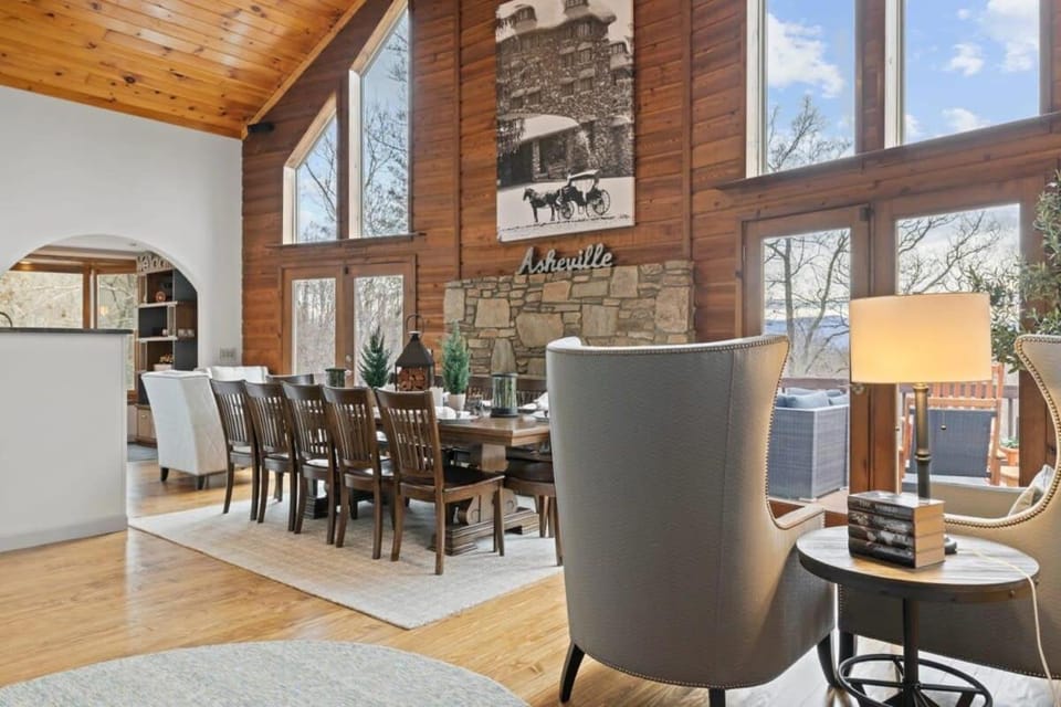 6 Br Sleeps 16 - Game Room - Hot Tub - Firepit House in Buncombe County