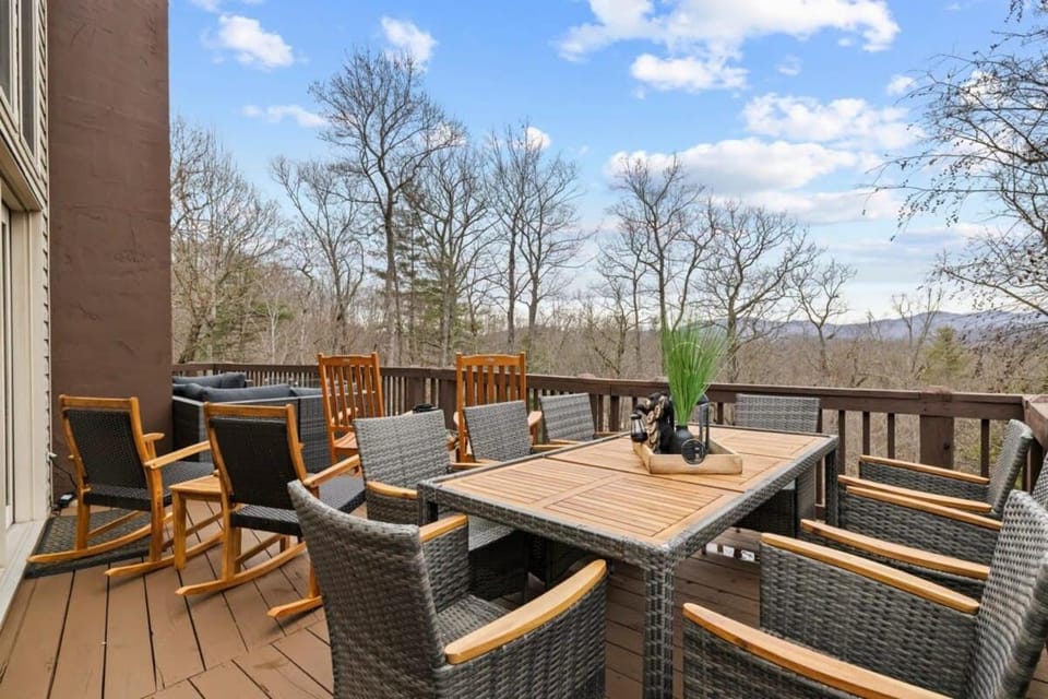 6 Br Sleeps 16 - Game Room - Hot Tub - Firepit House in Buncombe County