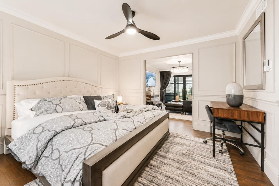 Stylish King 1 BR Suite Balcony Onsite Hot Tub House in Dallas