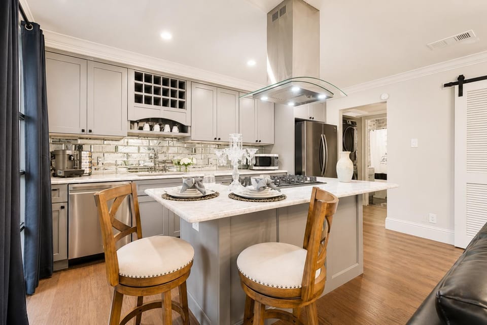 Stylish King 1 BR Suite Balcony Onsite Hot Tub House in Dallas