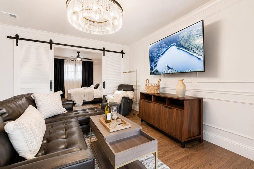 Stylish King 1 BR Suite Balcony Onsite Hot Tub House in Dallas