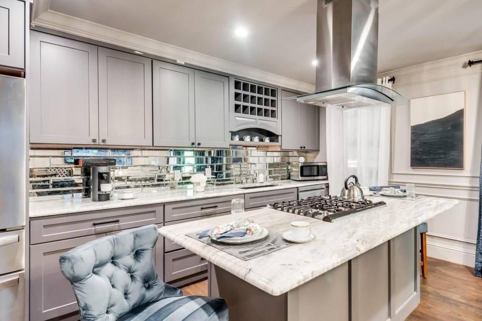 Swiss Avenue Sanctuary Smart Sleep & Courtyard House in Dallas