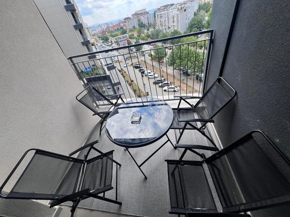 View (from property/room), Balcony/Terrace, Seating area, City view